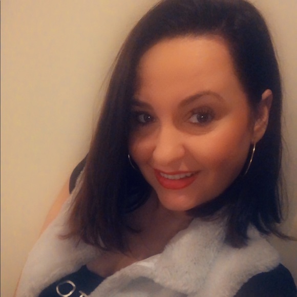 Meet your Posher, Lisa - Picture 1 of 4